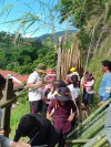 Hình ảnh: Thầy giáo Hồ Ngọc Sơn cùng các em học sinh đang rào lại hàng rào
