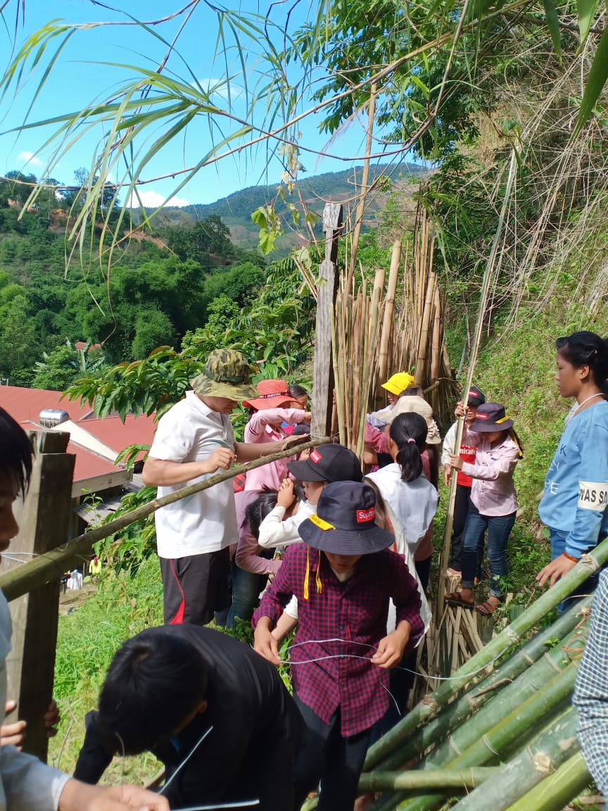 Hình ảnh: Thầy giáo Hồ Ngọc Sơn cùng các em học sinh đang rào lại hàng rào
