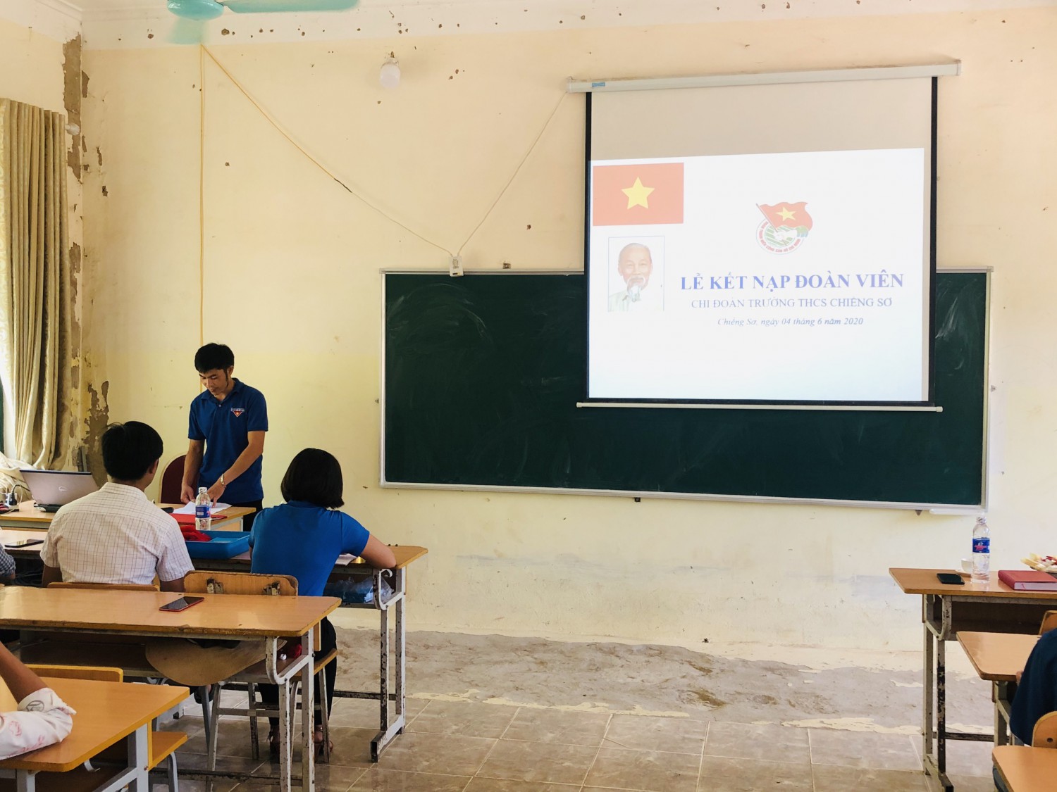 Đồng chí: Lò Văn Thuấn bí thư đoàn xã đọc quyết định chuẩn y kết nạp đoàn